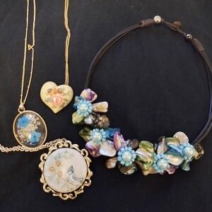 Set of 4 vintage necklaces